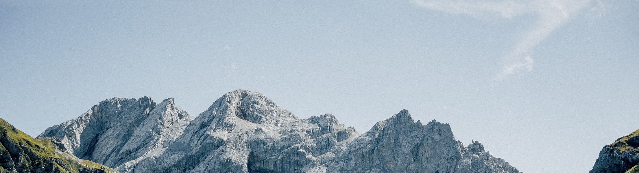 Alpen mit Wiese und blauer Himmel