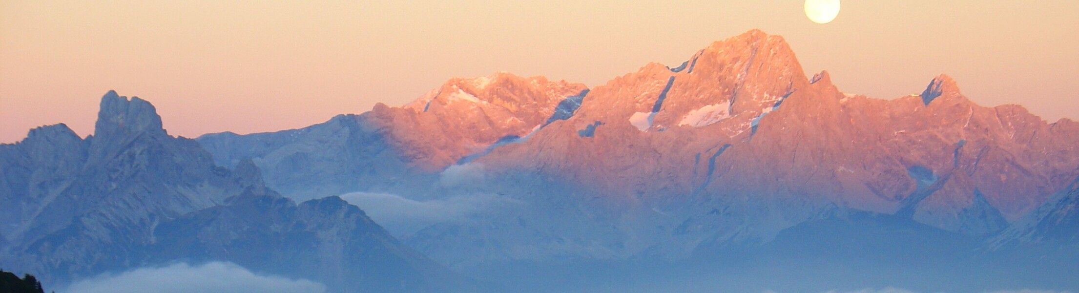 Alpen mit Wiese und blauer Himmel