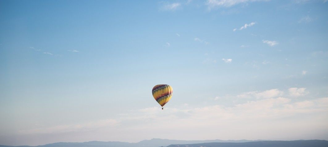Heißluftballon in der Luft bei blauem Himmel