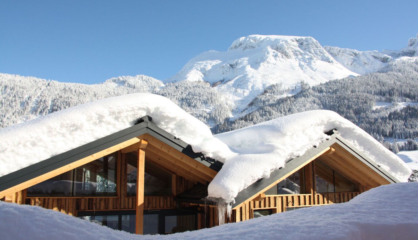 Luxuslodge im Winter vom außen