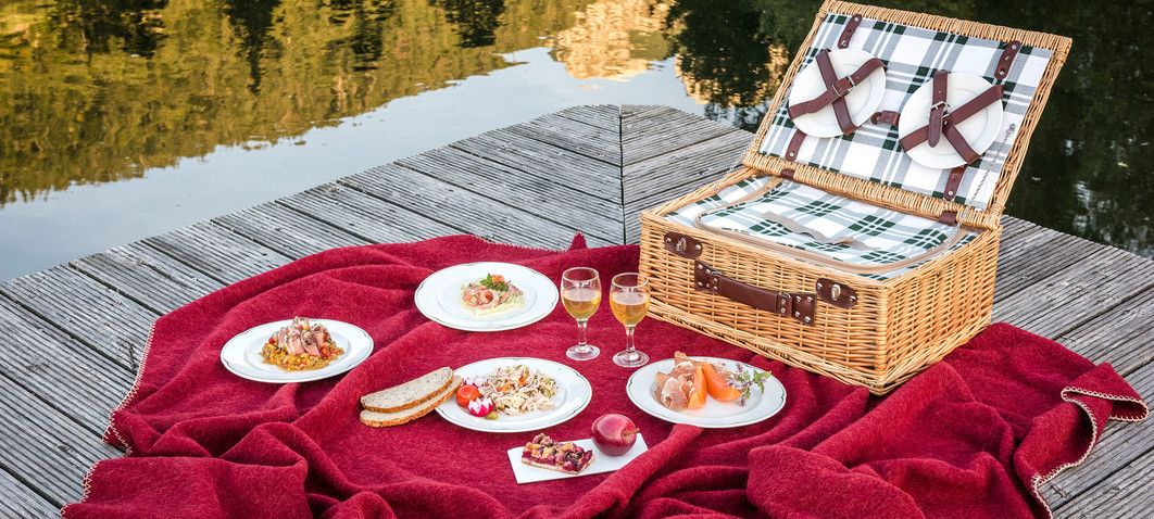 Picknick auf roter Decke am See in Annaberg im Lammertal in Salzburg