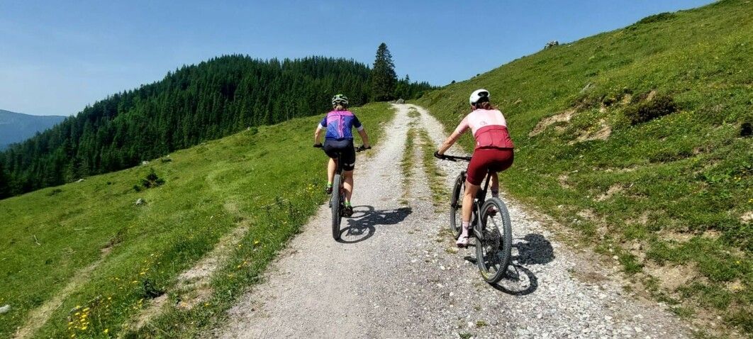 Mountainbiken im Lammertal mit Blick auf Dachstein-Massiv