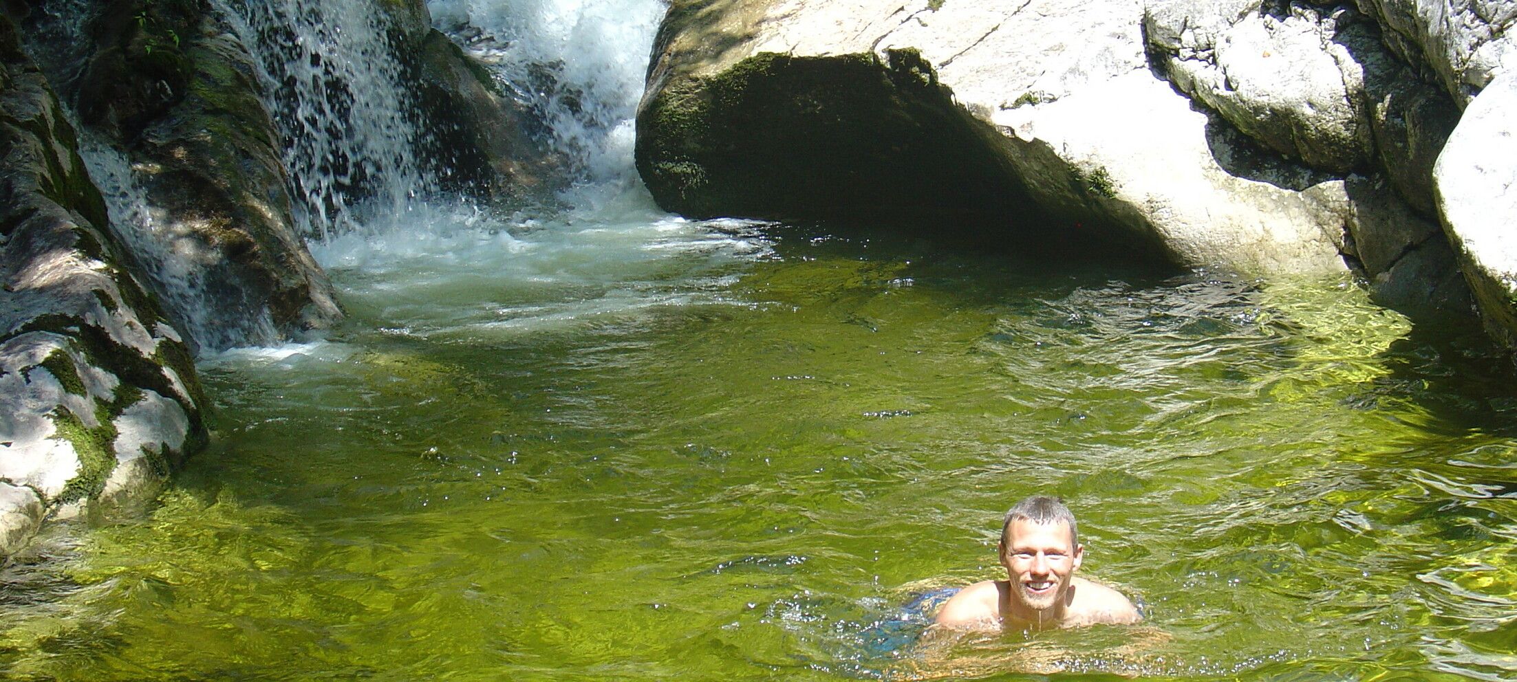 Kind steht auf Stand-Up Paddle im Wasser