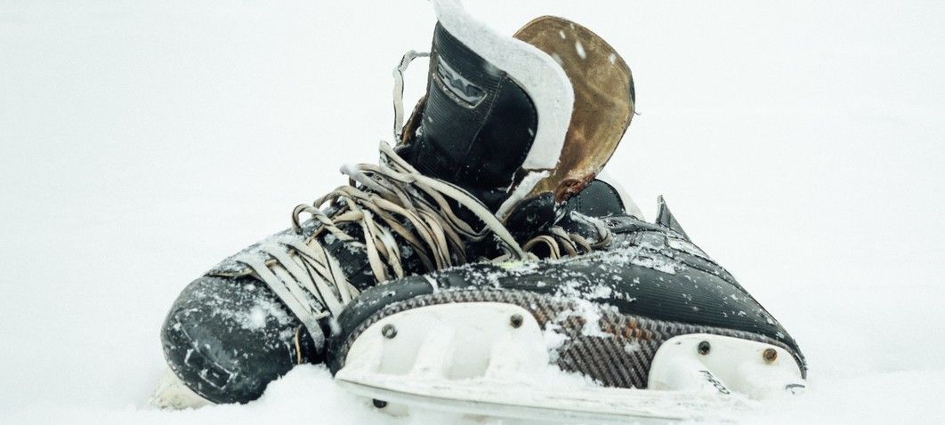 Eislaufschuhe im Schnee