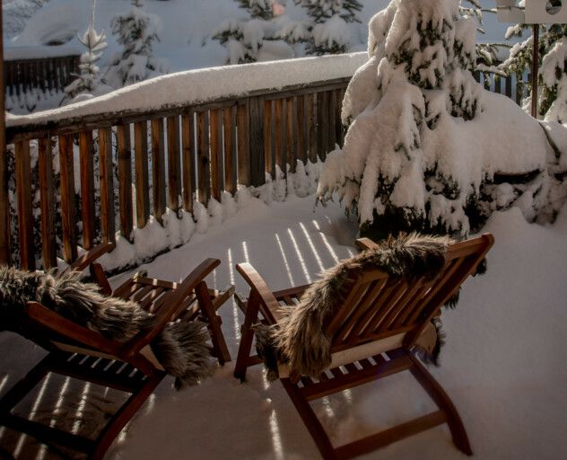 Luxuslodge Terrasse mit Liegestühle und Schnee