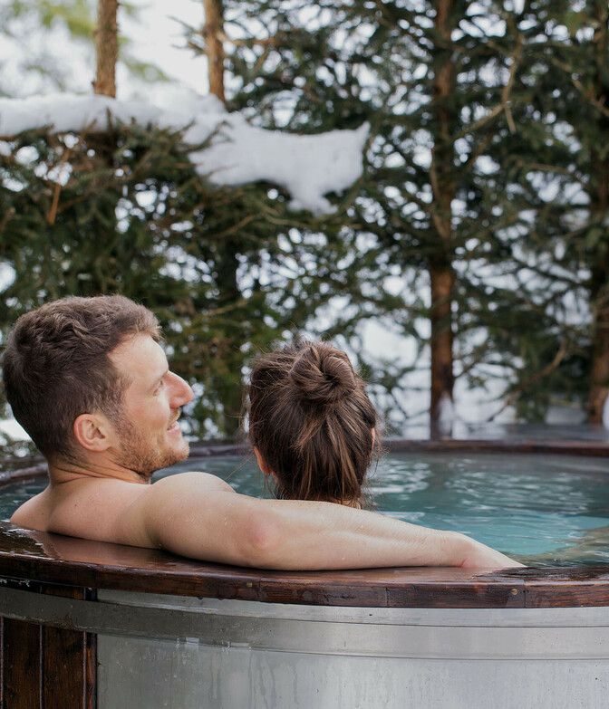 Pärchen sitzt im Heißen Badezuber in Luxuslodge