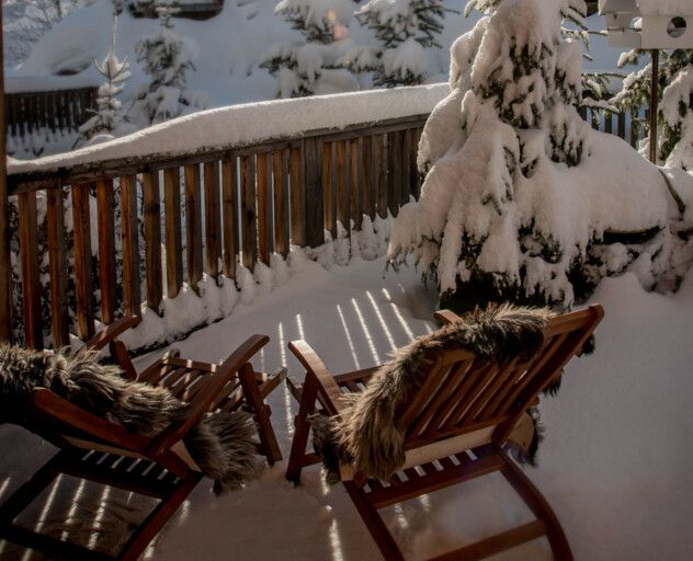Luxuslodge Terrasse mit Liegestühle und Schnee