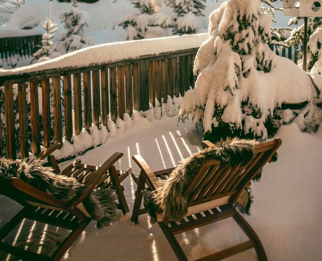 Luxuslodge Terrasse mit Liegestühle und Schnee