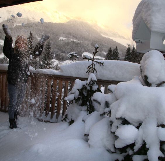 Junge Buben am Schlitten mit Hund bei Schnee