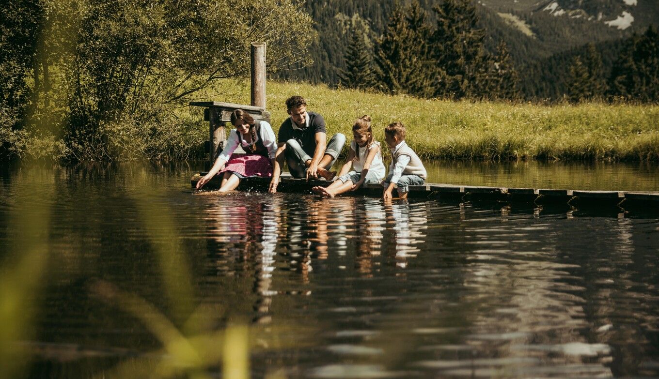 Familie tobt am See.
