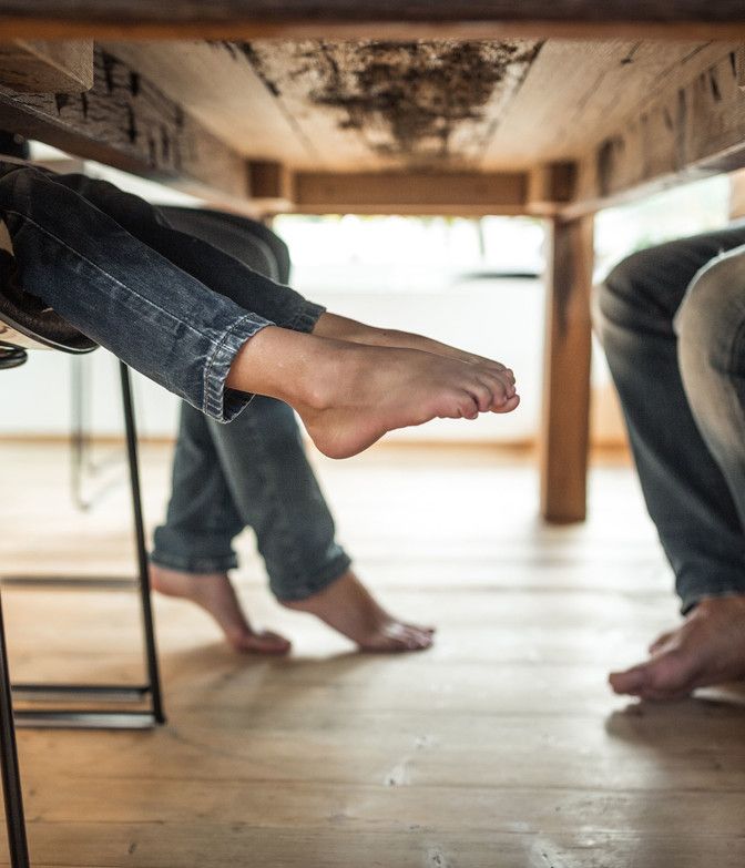 Füße unterm Tisch in der Luxuslodge