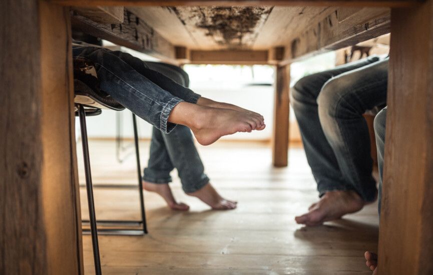 Kinder haben Füße unter Tisch in Luxuslodge