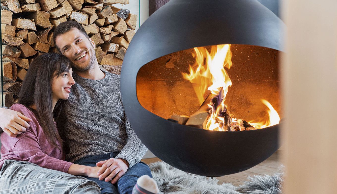 Luxuslodge Paar kuschelt am Kamin