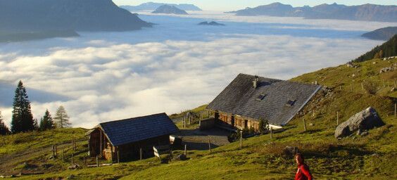 Frau entspannt in Frischluft im Lammertal