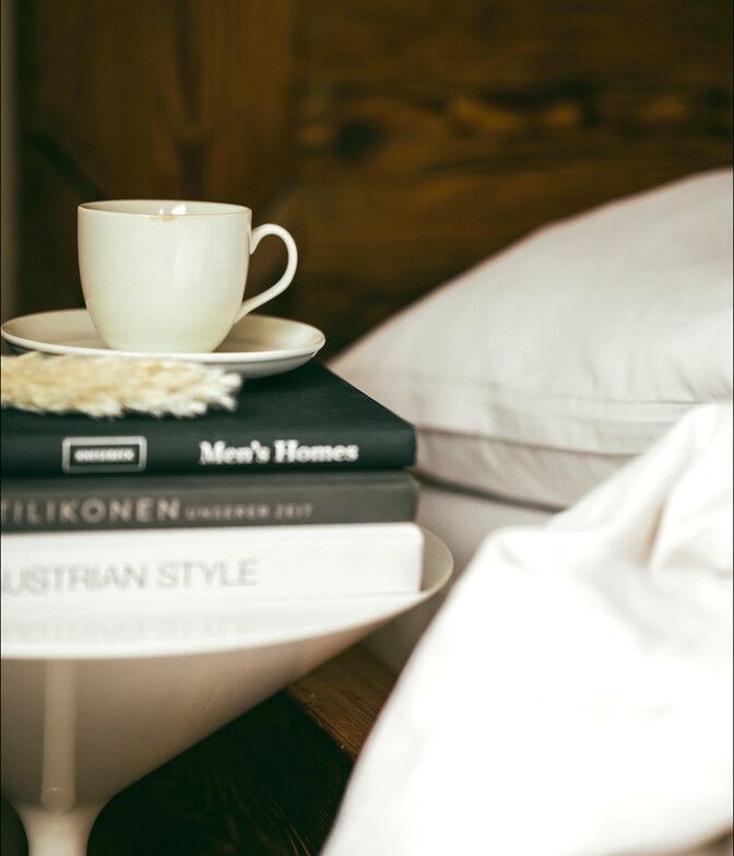 Bücher und Cafè neben dem Bett in der Luxuslodge.