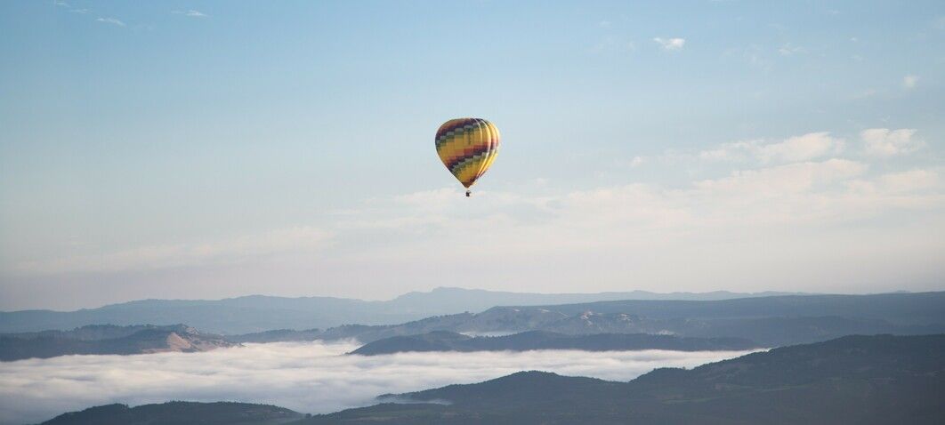 Heißluftballon in der Luft bei blauem Himmel