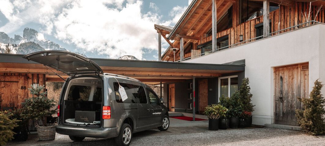 Lieferung von Genussboxen mit dem Auto in ein Chalet der Luxsuslodge