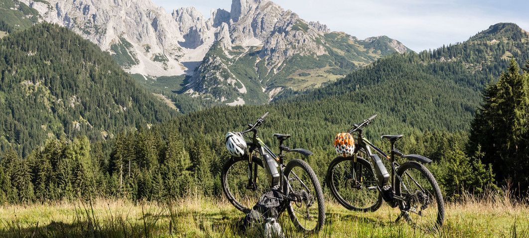 Mountainbiken im Lammertal mit Blick auf Dachstein-Massiv